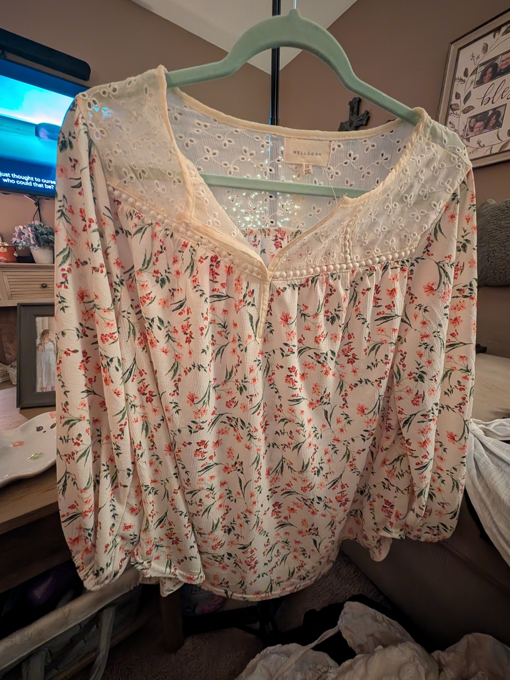 Melloday Floral Blouse in Cream & Red Large Like New